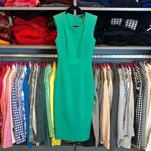 Danny Minogue Petites green sleeveless sheath dress size 4